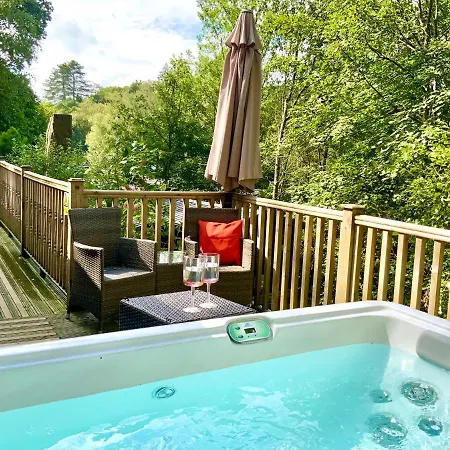 Semesterbostad Mistletoe One Luxury With Hot Tub *