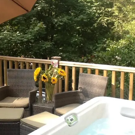 Semesterbostad Mistletoe One Luxury With Hot Tub Windermere