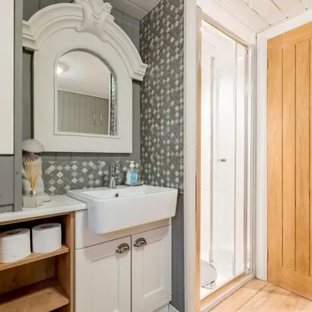 Mistletoe One Luxury With Hot Tub 윈더미어