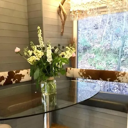 Semesterbostad Mistletoe One Luxury With Hot Tub