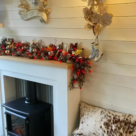 Mistletoe One Luxury With Hot Tub Holiday home *