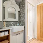 Mistletoe One Luxury With Hot Tub Windermere
